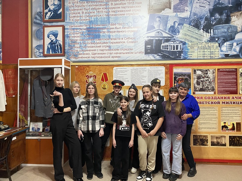 Сотрудники МО МВД России «Ачинский» провели экскурсию в музее полиции.