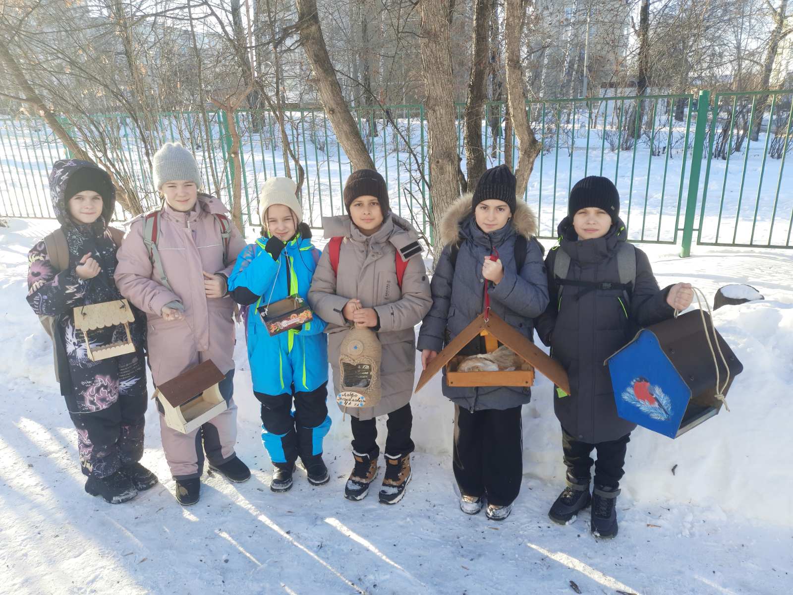 Покормите птиц зимой.